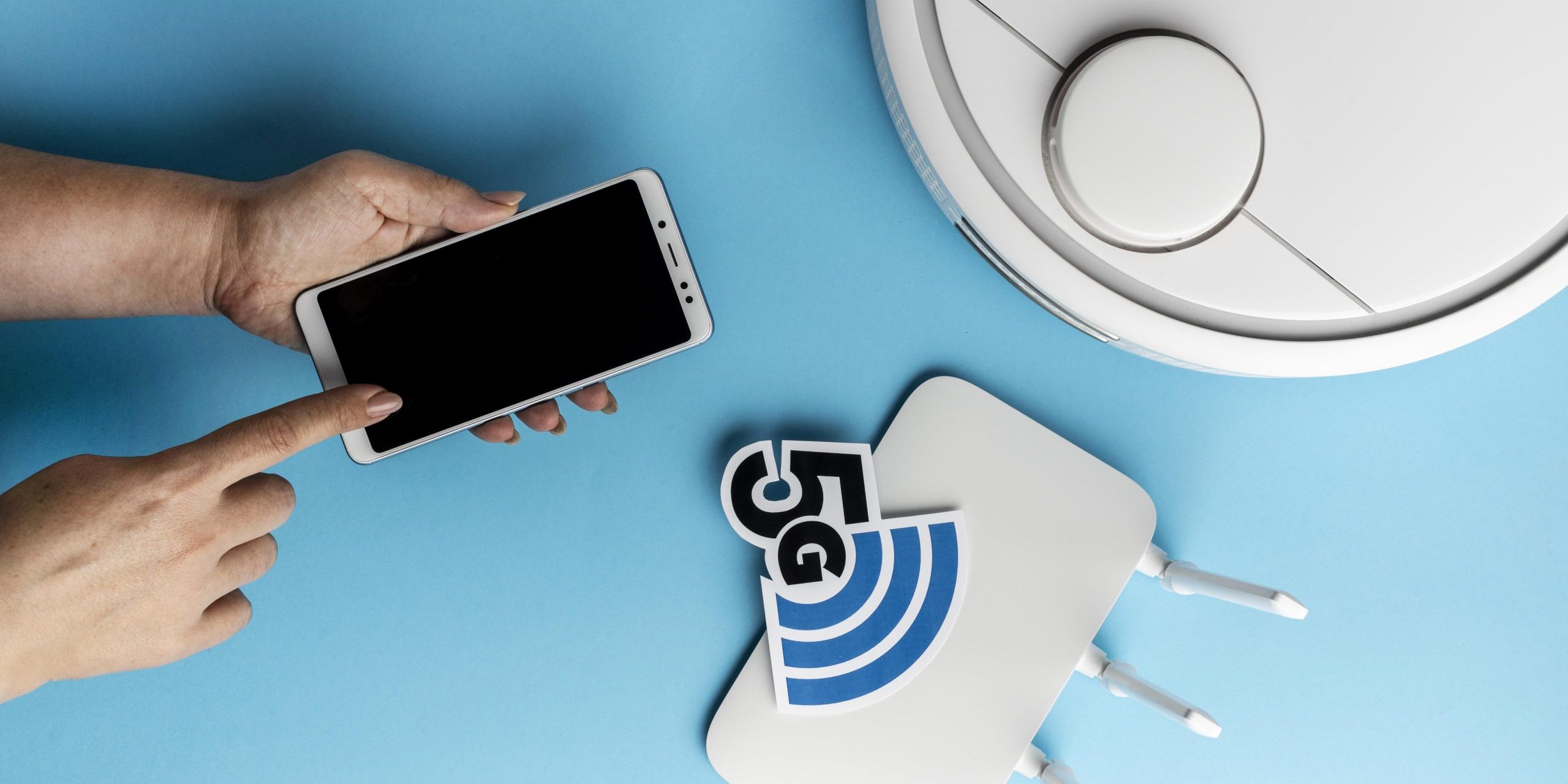 top-view-wi-fi-router-with-smartphone-vacuum-cleaner